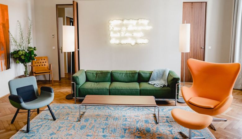 Lc3 Sofa Le Corbusier | Egg Chair orange Arne Jacobsen and Make Carpets not War | UN Suite Altstadt Hotel Vienna