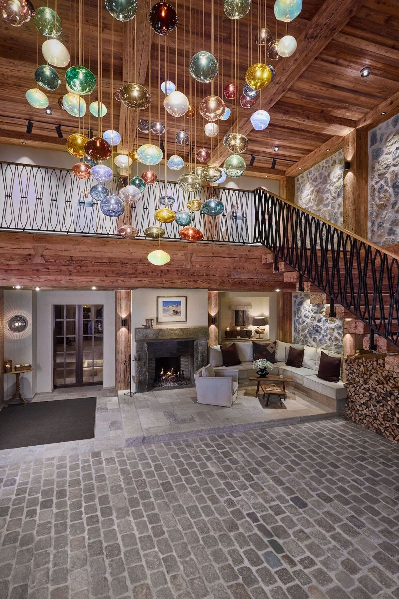 Fabulous Light installation, STARGLOW pendant lights by ELOA,| Hotel drive in-reception in the Alps | BelArosa Chalet – Luxury All-Suite Design Hotel & Alpine Escape in Arosa | The Aficionados 