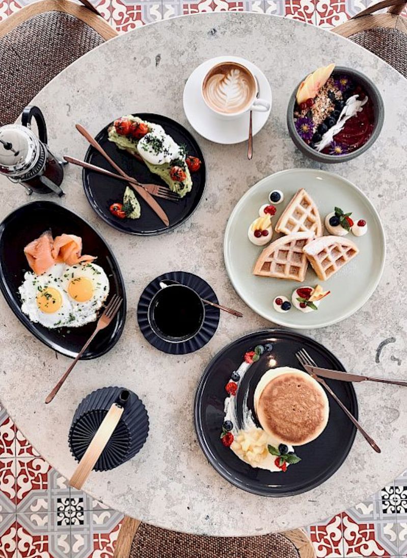 Table food sharing | Villaverde Merano | Design Wellness Hotel Apartments in Lagundo Algund, South Tyrol, Italy by Studio Biquadra | The Aficionados