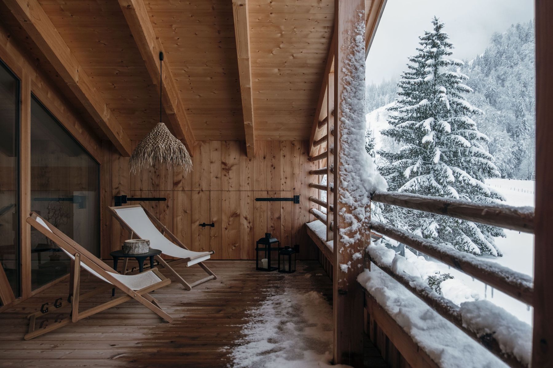 Timber balcony in snow, trees, alps, |Der Schmiedhof Geitau | Beautiful Luxury Apartments in Bavaria, Germany