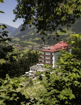 Cool hip Miramonte Hotel & Aveda Spa with Bertoia chairs, White Line Hotels