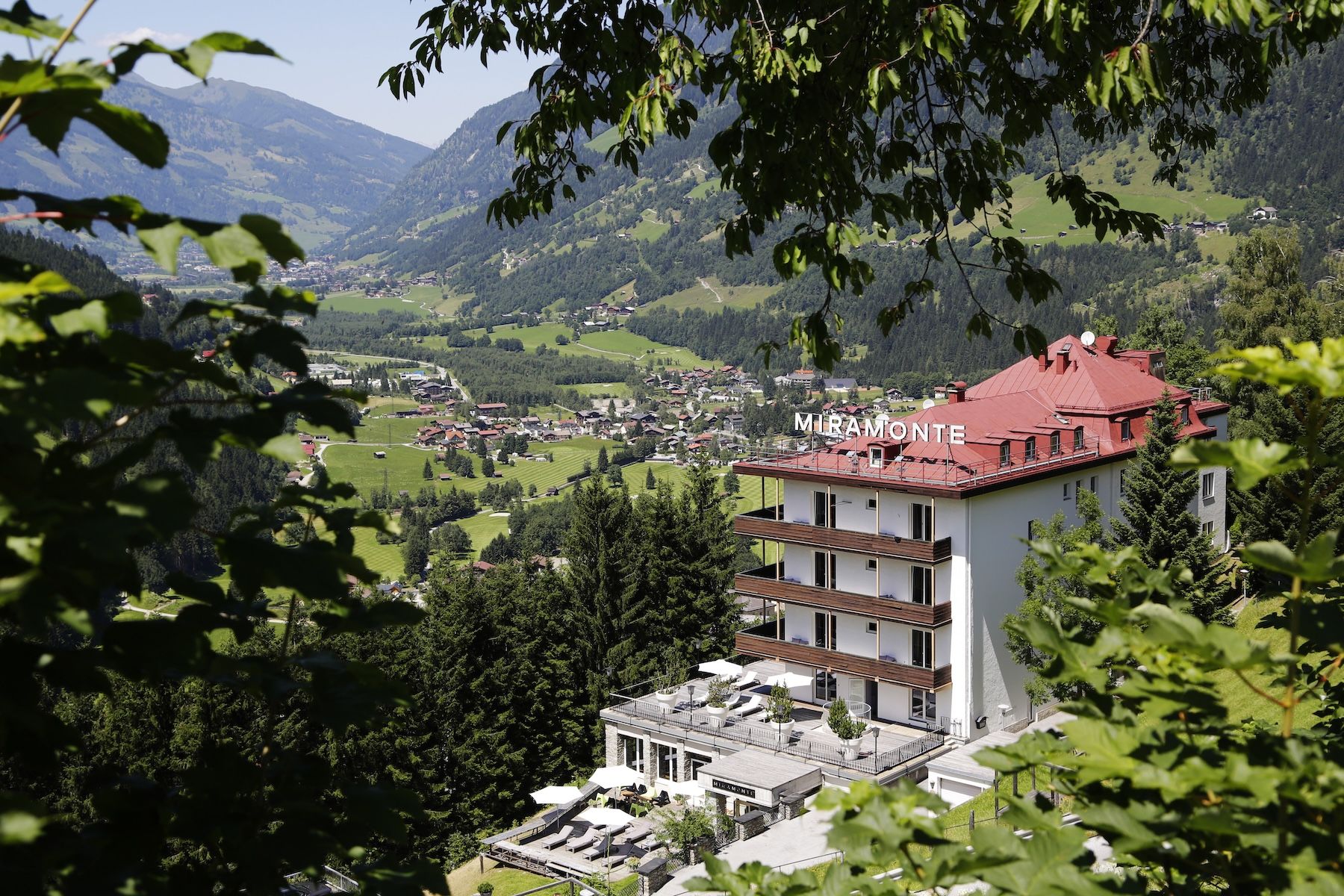 Cool hip Miramonte Hotel & Aveda Spa with Bertoia chairs, White Line Hotels
