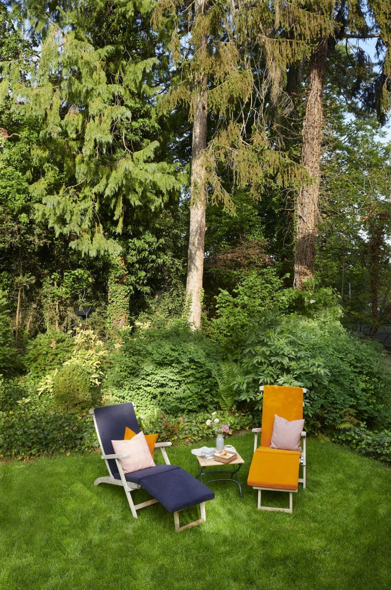 Garden Clubhouse Sanctuary. | Two deck chairs on Garden Lawn with trees | Signau House – Zürich’s Boutique Villa Hotel & Design Hideaway