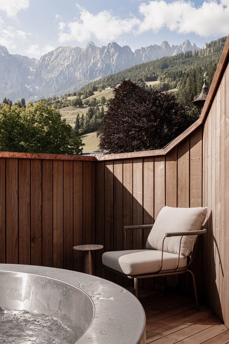 Outdoor Jacuzzi on balcony views of the moutains |Stieg’nhaus | Luxury Design Hotel in Austria’s Hochkönig | The Aficonados 
