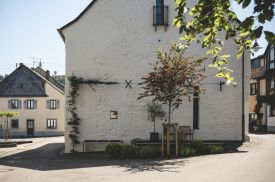 Restored 1723 lime-plastered Schieferhaus with black steel espalier and forecourt seating — Klara Rooms design holiday apartments, Trittenheim, Moselle Valley | The Aficionados 