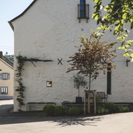 Restored 1723 lime-plastered Schieferhaus with black steel espalier and forecourt seating — Klara Rooms design holiday apartments, Trittenheim, Moselle Valley | The Aficionados 