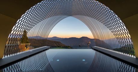 Gloriette Guesthouse Soprabolzano - Cantilevered Rooftop infinity pool in South Tyrol designed by noa architects, overlooking the Dolomites