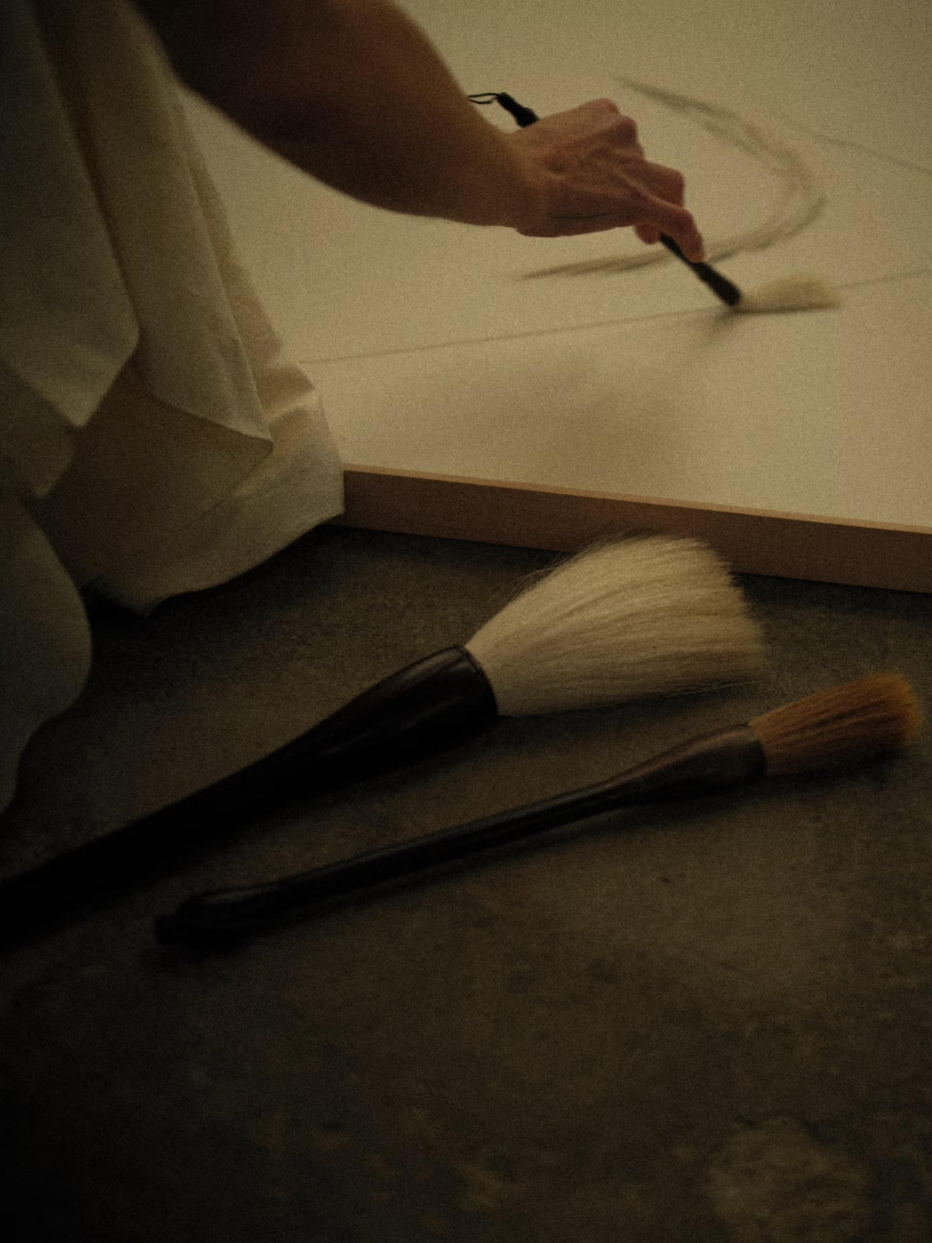 Close-up of Armadillo Marea hand-knotted wool rug with hand-carved gradients showing kinetic ripple texture in Clay colourway