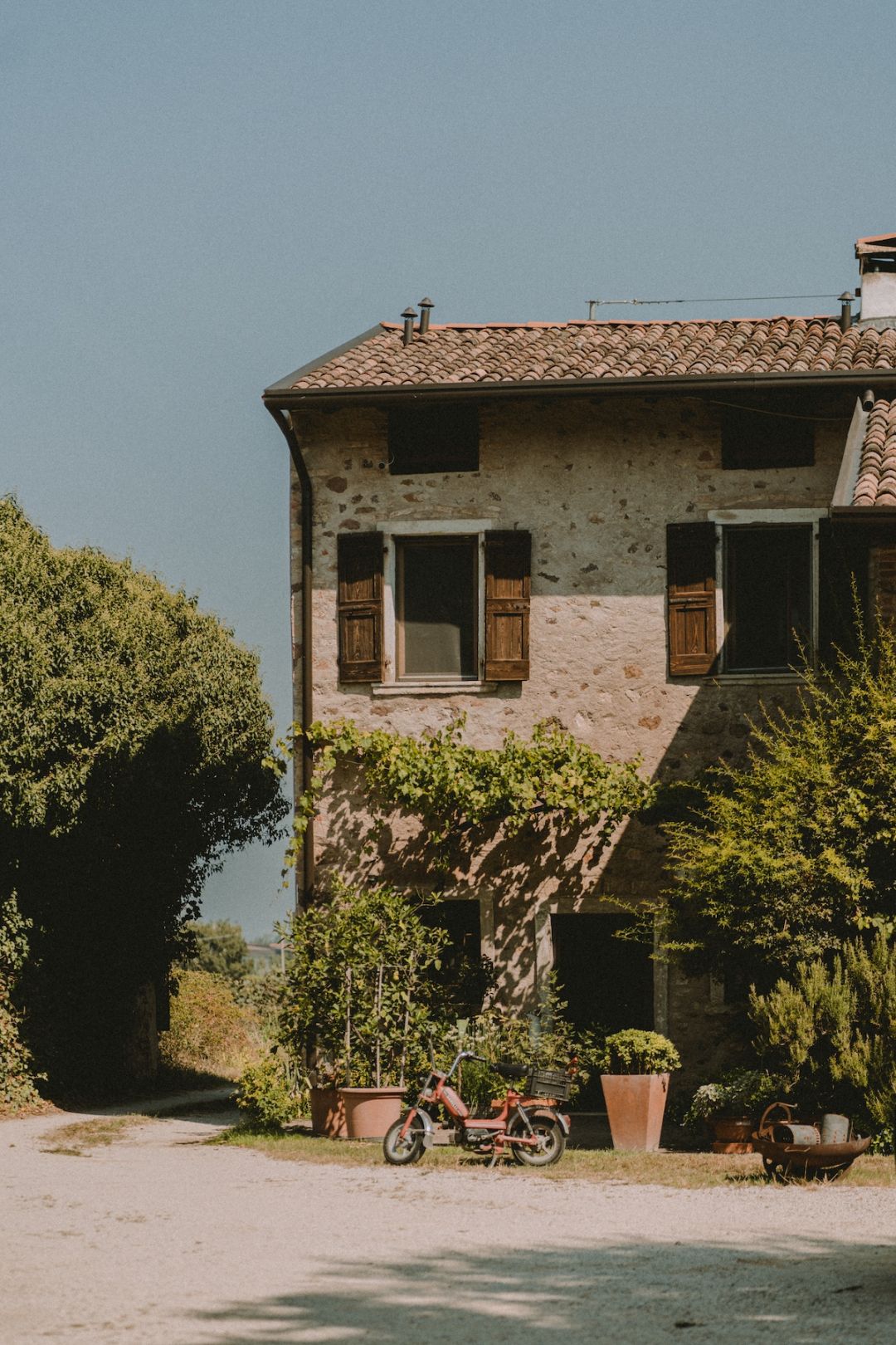 Rustic farmhouse facade in Italy | Stylish Travel to Italy: Boutique Hotels, Design Stays & Culture