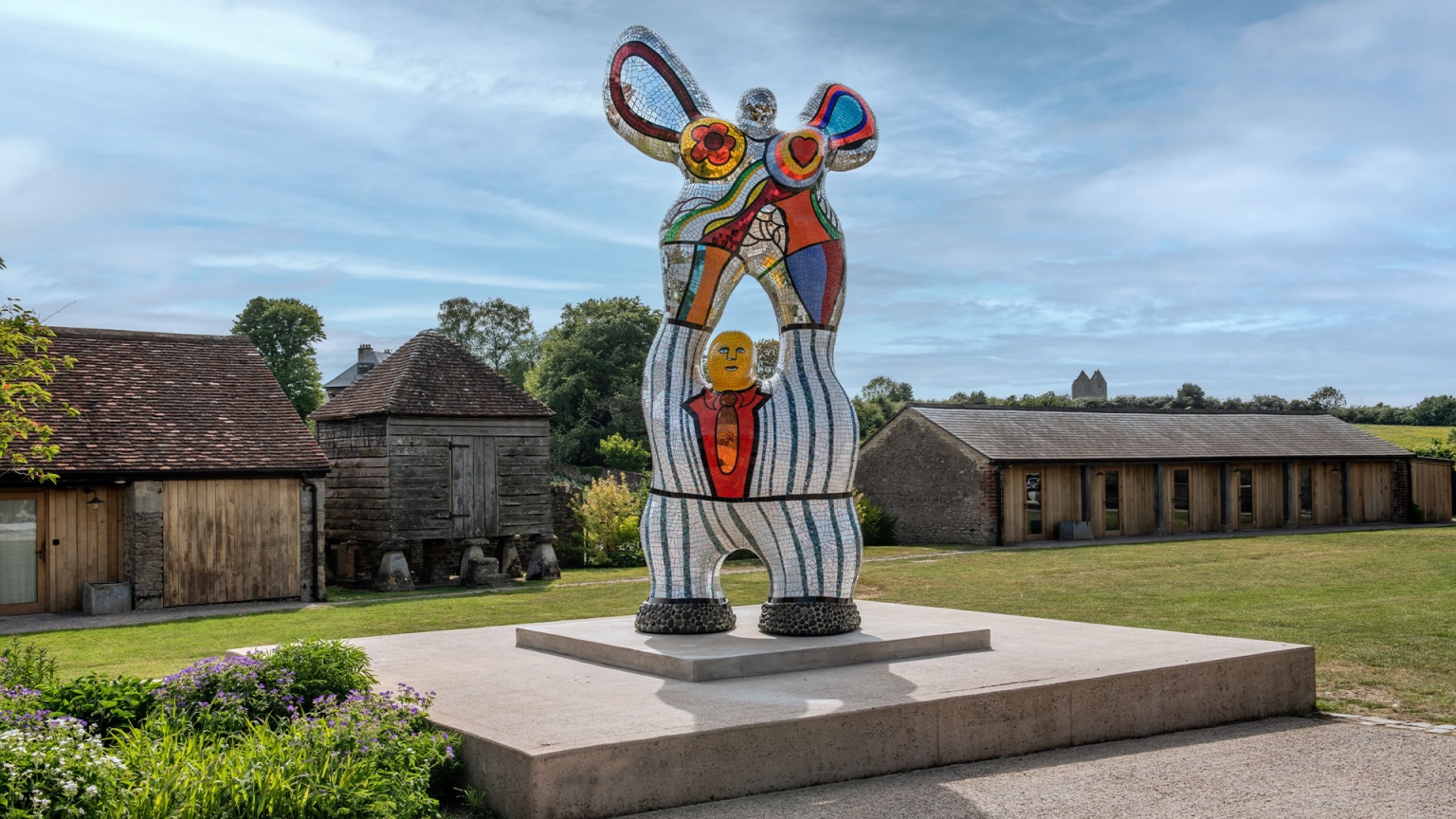 At Durslade Farm in Bruton, Hauser & Wirth Somerset fuses art, architecture and landscape with exhibitions, Piet Oudolf’s gardens, Roth Bar, Da Costa restaurant and farm shop: a cultural campus rooted in Somerset.
