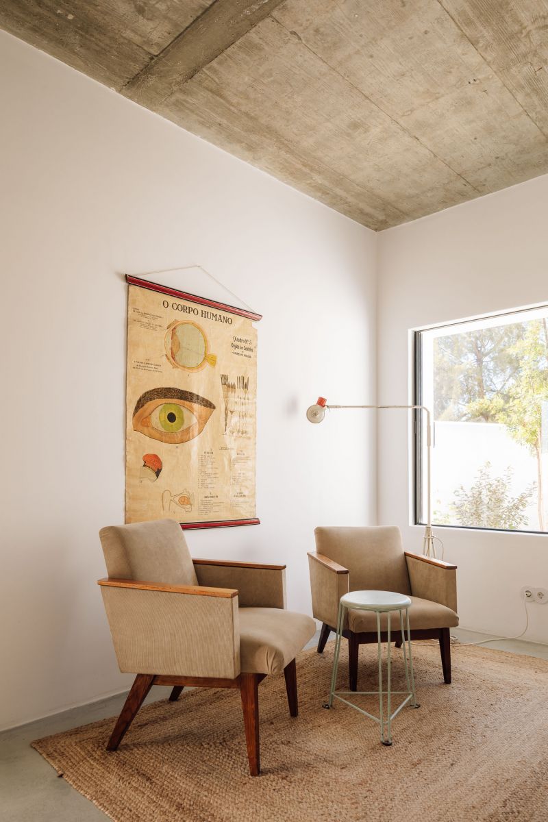 Hospedaria, Sítio da Cumeada, Tavira: sitting room with board-marked concrete ceiling and mid-century furniture, by Luís Costa Valente of Atelier RUA.