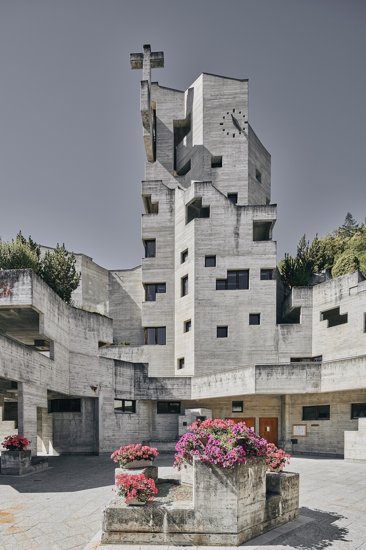 L’Eglise Saint-Nicolas d’Hérémence |  St Nicholas’ Church in the Swiss town of Hérémence | Architect Walter Maria Förderer © Jonathan Ducrest