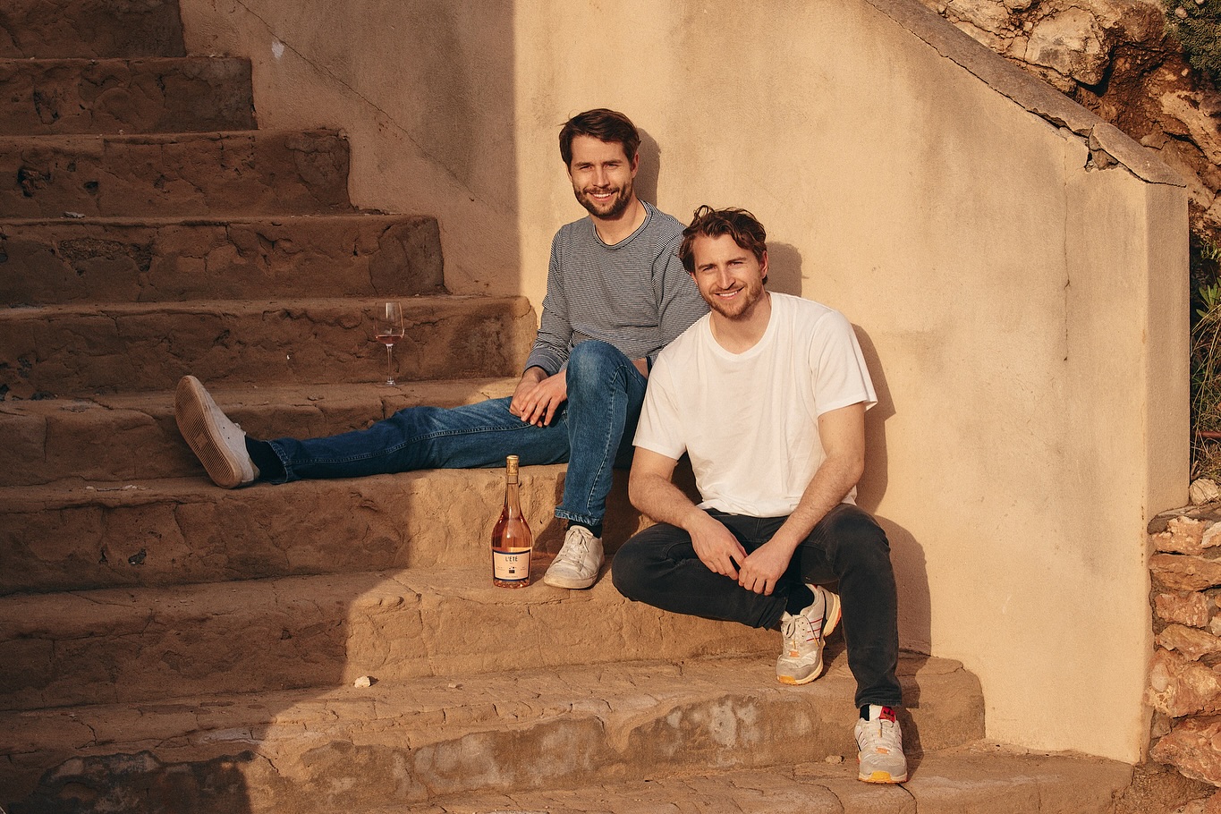 Gian and Florian Grundböck, the duo behind Deux Frères Gin. From colour-changing spirits to organic rosé, they’re shaking up Swiss drinks with flair, flavour, and sustainability.