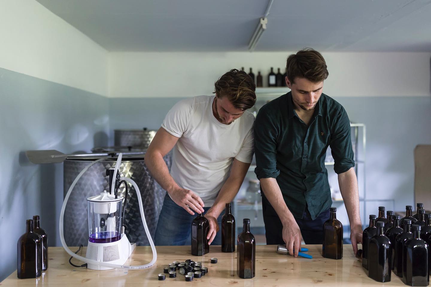 Gian and Florian Grundböck, the duo behind Deux Frères Gin. From colour-changing spirits to organic rosé, they’re shaking up Swiss drinks with flair, flavour, and sustainability |Deux Frères Gin: Zurich’s Pink-Hued Rebels of Distilling