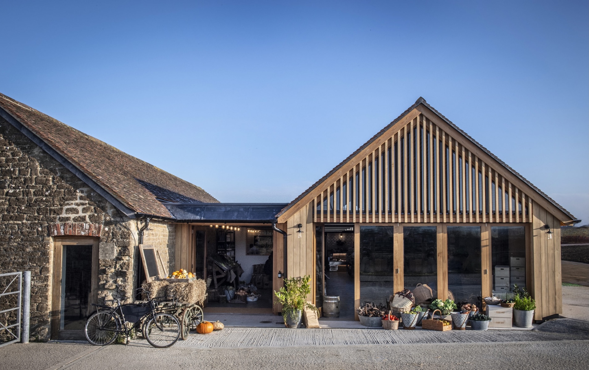 At Durslade Farm in Bruton, Hauser & Wirth Somerset fuses art, architecture and landscape with exhibitions, Piet Oudolf’s gardens, Roth Bar, Da Costa restaurant and farm shop: a cultural campus rooted in Somerset.