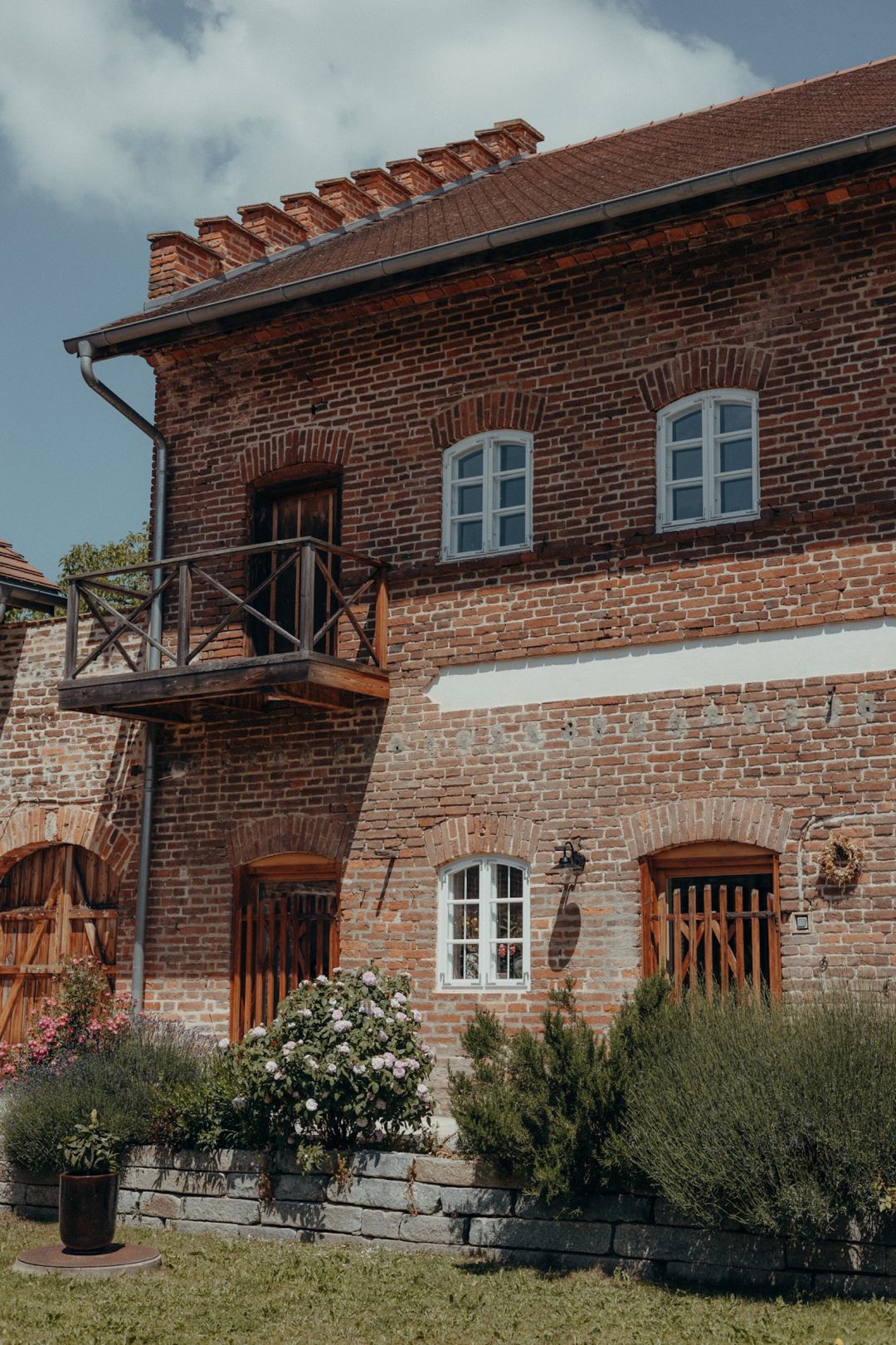 Red brick rural famrhouse stay, the Denharten red-brick Vierseithof courtyard farm and guest rooms in rural Lower Bavaria | The Aficionados.