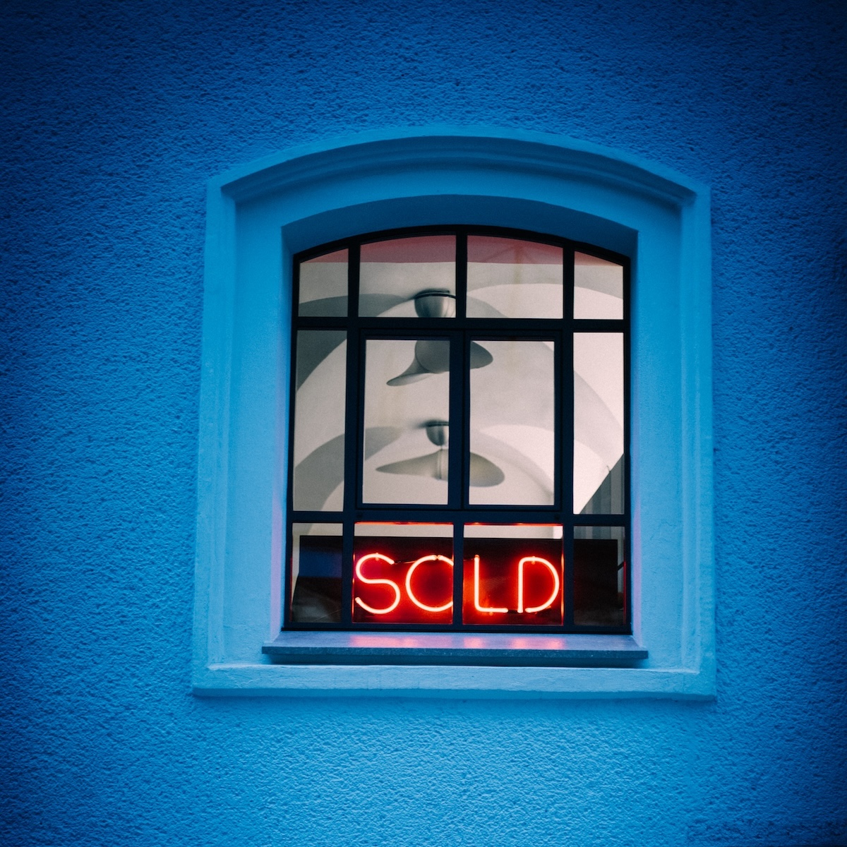 Red neon lettering spelling SOLD in a Getreidegasse window, the first artwork acquired for the Blaue Gans | The Aficionados