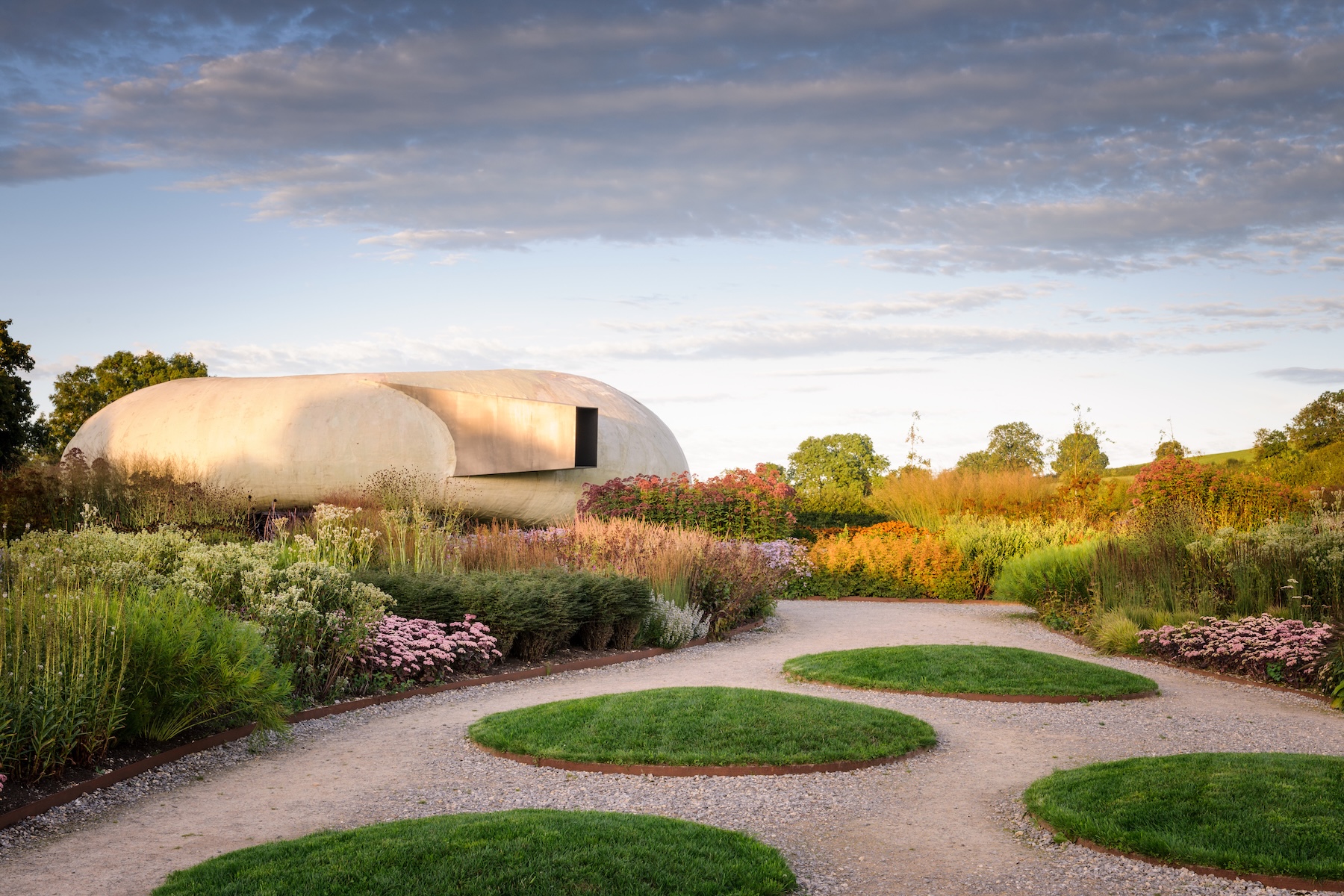 At Durslade Farm in Bruton, Hauser & Wirth Somerset fuses art, architecture and landscape with exhibitions, Piet Oudolf’s gardens, Roth Bar, Da Costa restaurant and farm shop: a cultural campus rooted in Somerset.