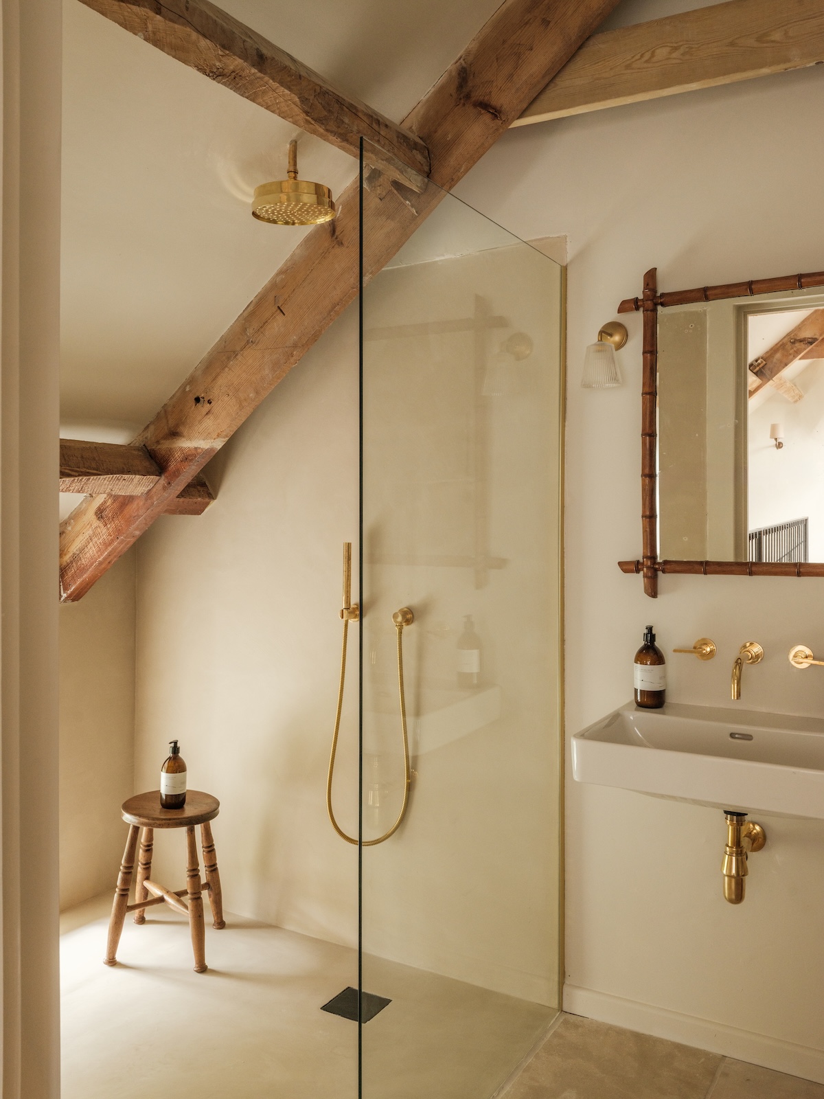 Bathroom by Somer and Pitt in white with aged beams Designed by Johnny Smith of Smith & Willis | Osip Bruton Somerset, England – Michelin Star Dining & Rooms | The Aficionados