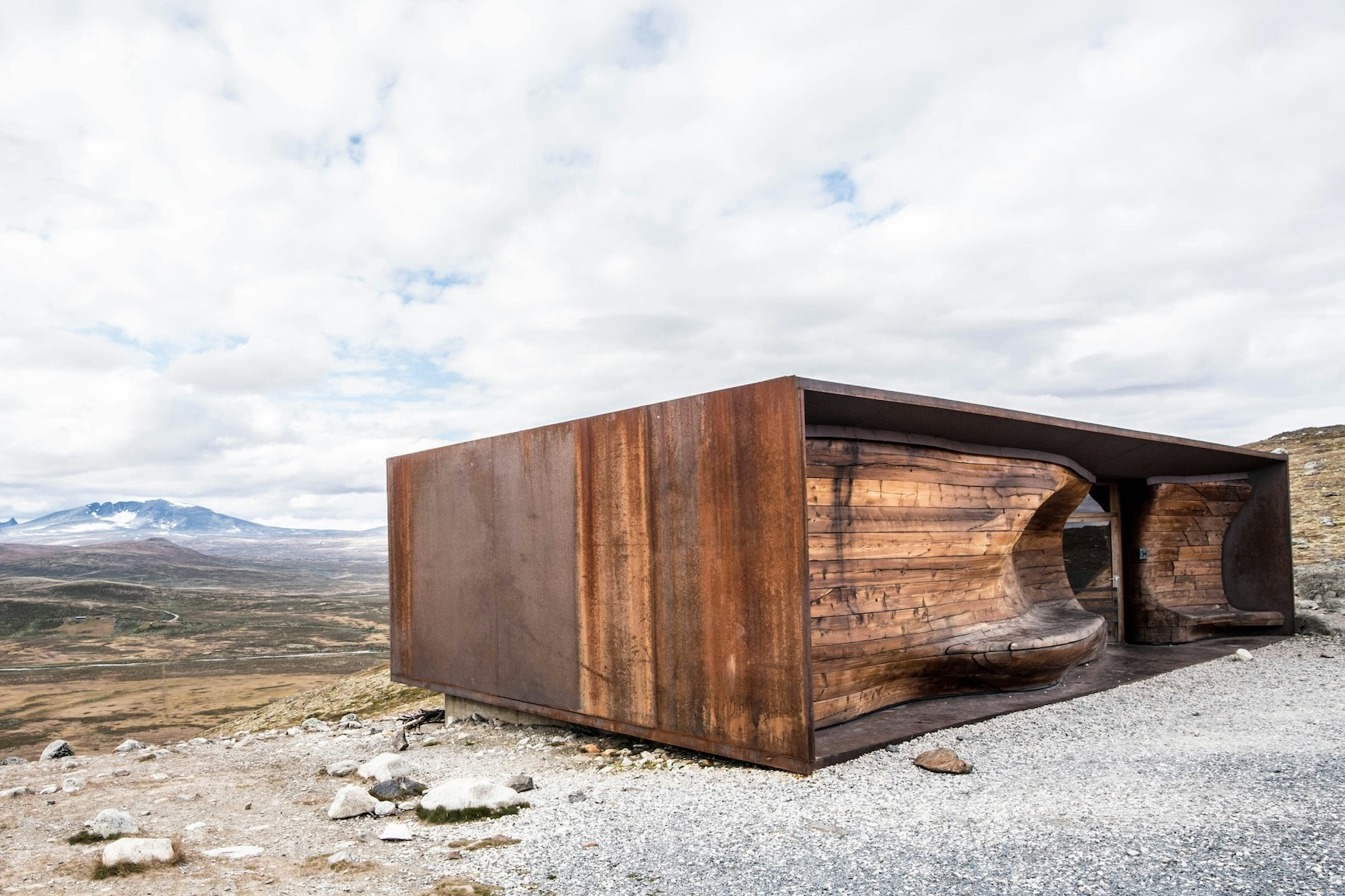 The Norwegian Wild Reindeer Centre Pavilion is located in the Dovrefjell National Park and overlooks the magnificent Snøhetta Mountain itself.