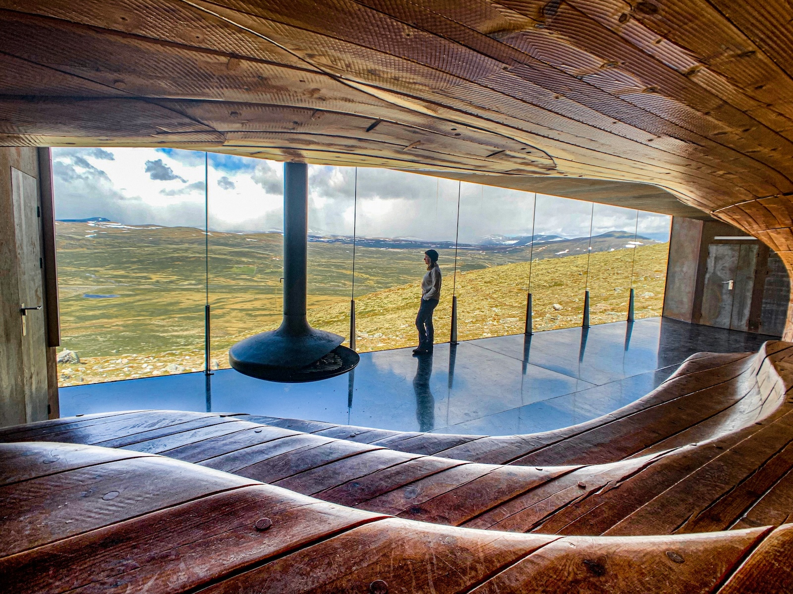 The Norwegian Wild Reindeer Centre Pavilion is located in the Dovrefjell National Park and overlooks the magnificent Snøhetta Mountain itself.