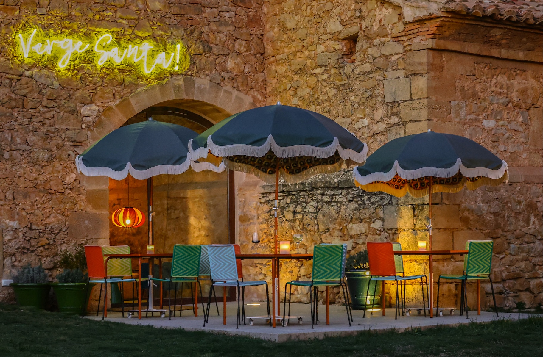 Fringed parasols and colourful chairs on the Verge Santa terrace at Consolación, Monroyo | The Aficionados