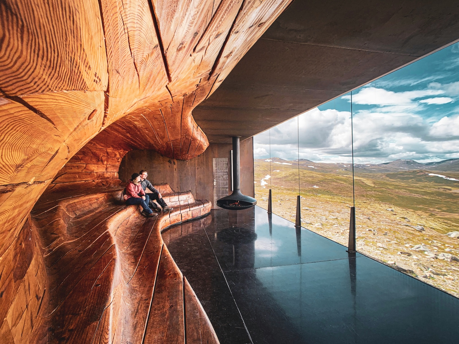 The Norwegian Wild Reindeer Centre Pavilion is located in the Dovrefjell National Park and overlooks the magnificent Snøhetta Mountain itself.