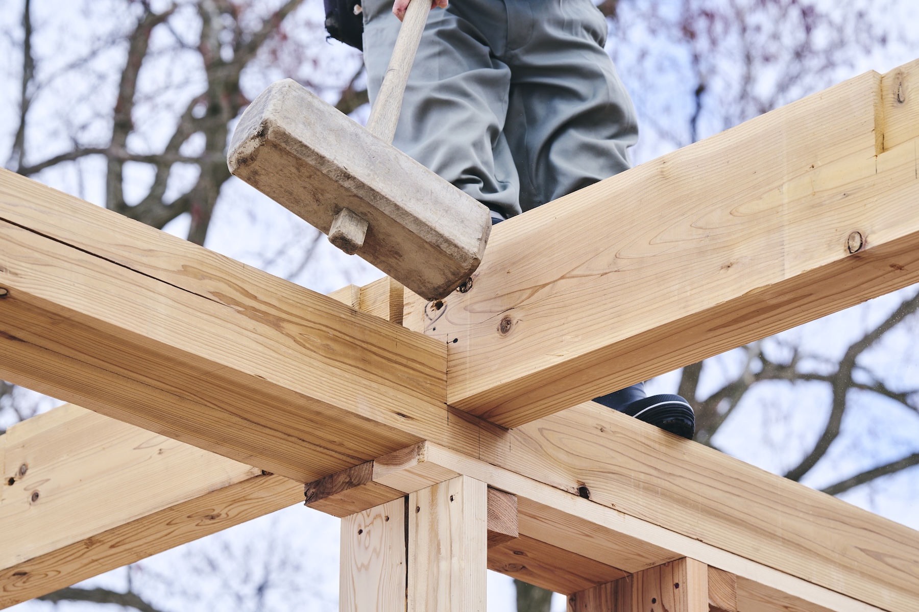 Traditional Japanese carpentry under way at Né, wooden mallet fitting Shibata cedar timbers, Kumagai Construction, Shibata, Niigata, Japan | The Aficionados.